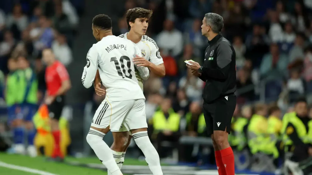 مشهد صادم.. جماهير ريال مدريد تهاجم كيليان مبابي أمام ريال أوفييدو (فيديو)