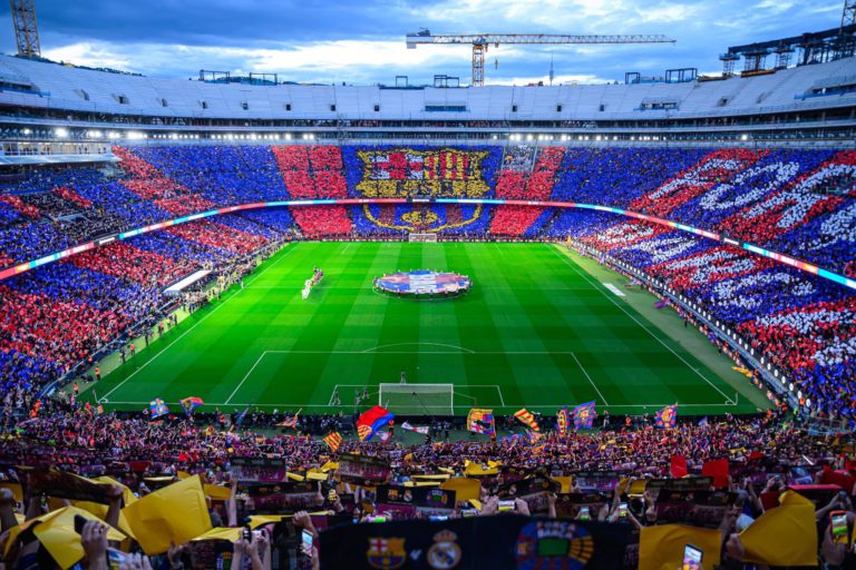 برشلونة يكتب التاريخ مجددًا ويتوج بالدوري الإسباني