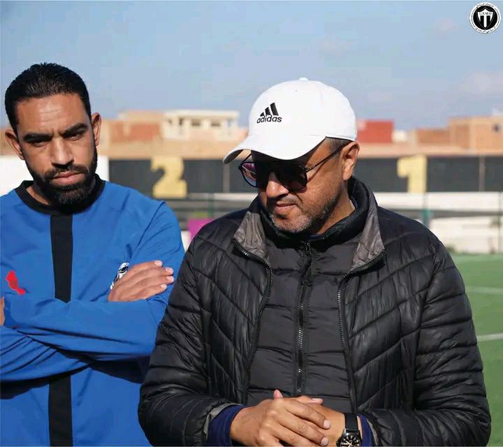 الاتحاد الإسلامي الوجدي ينفصل بالتراضي مع بوزرعة ويتعاقد مع مدرب تونسي