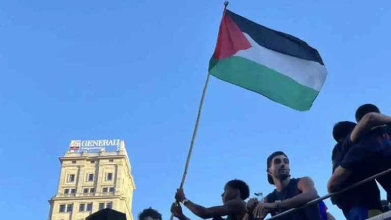 لامين يامال يخطف الأضواء برفع علم فلسطين في احتفالات برشلونة (فيديو)