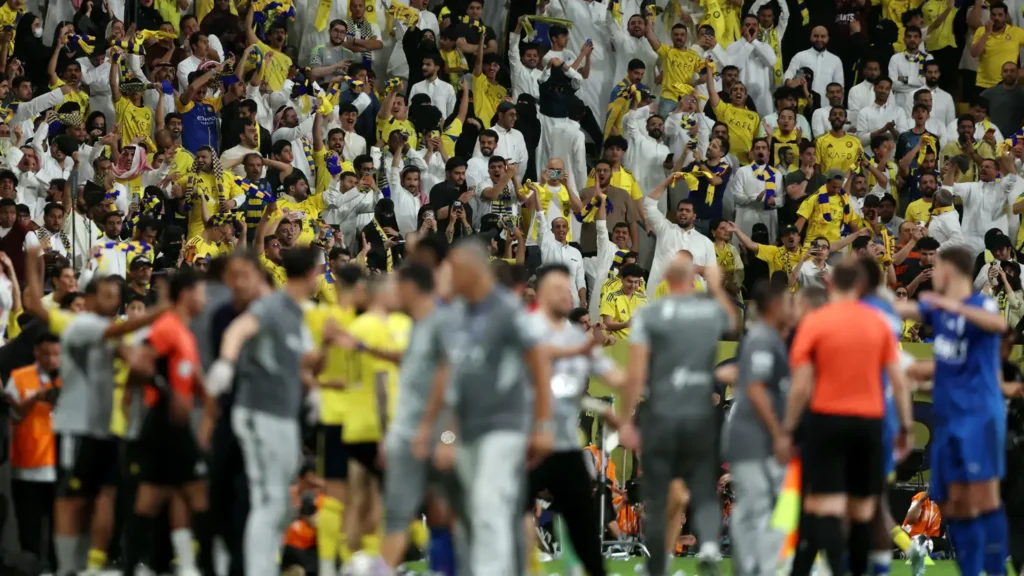 اشتباكات عنيفة بين جماهير النصر والهلال بعد نهاية ديربي الرياض