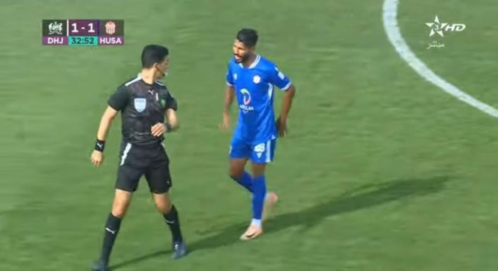لقطة غريبة في البطولة.. أوناجم يرفض مغادرة الملعب بعد طرده