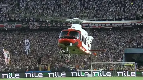 مشهد غير مسبوق في مصر : طائرة الهليكوبتر تسلّم درع الدوري للزمالك