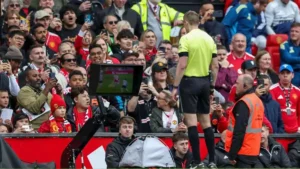 غاري نيفيل ينفجر غضبًا: VAR يفقد مصداقيته في أولد ترافورد