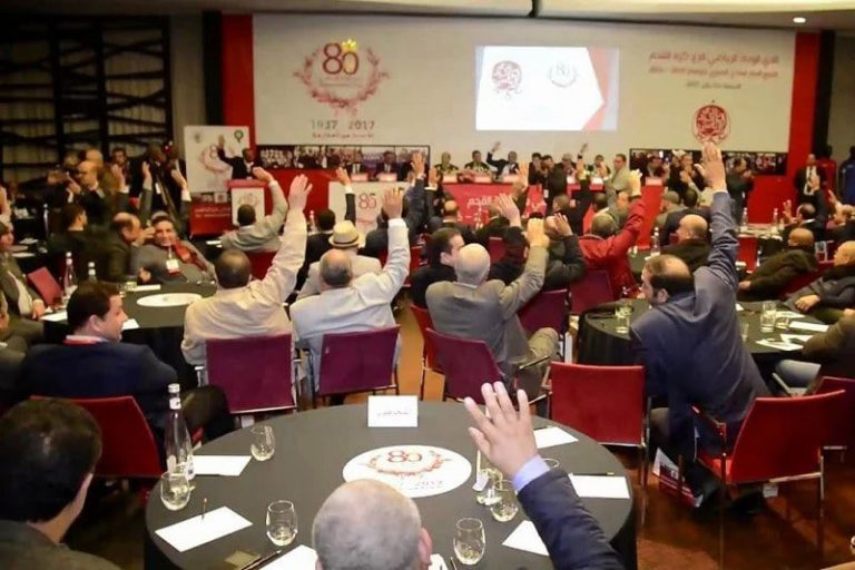 منخرطو الوداد يفتحون النار على أيت منا ويطالبونه بإحترام تاريخ النادي