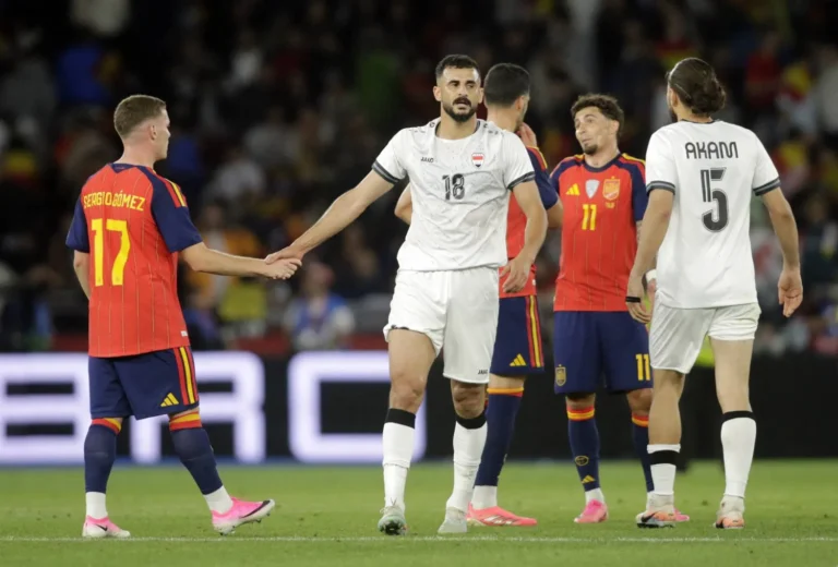 احتجاز أيمن حسين مهاجم المنتخب العراقي في مطار شيكاغو يثير الجدل