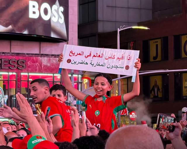 المغاربة يلهبون تايم سكوير ويبهرون العالم ومشجعي البرازيل