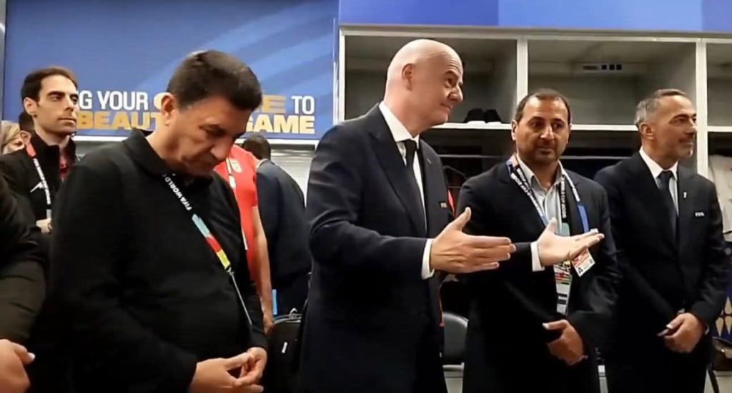 رئيس "فيفا" يفاجئ لاعبي إيران في غرفة الملابس بعد تعادلهم أمام نيوزلندا