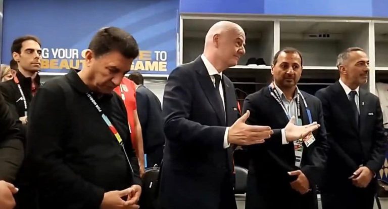 رئيس "فيفا" يفاجئ لاعبي إيران في غرفة الملابس بعد تعادلهم أمام نيوزلندا