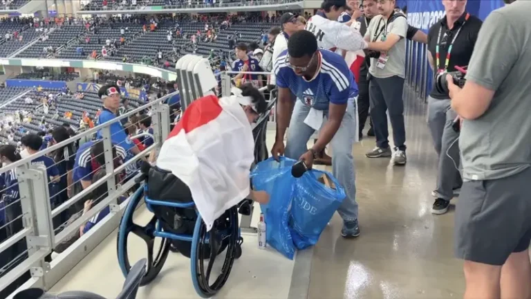لقطة إنسانية في دالاس… لاعب أمريكي يشارك اليابانيين تنظيف المدرجات بعد تعادل مثير مع هولندا