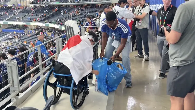 لقطة إنسانية في دالاس… لاعب أمريكي يشارك اليابانيين تنظيف المدرجات بعد تعادل مثير مع هولندا