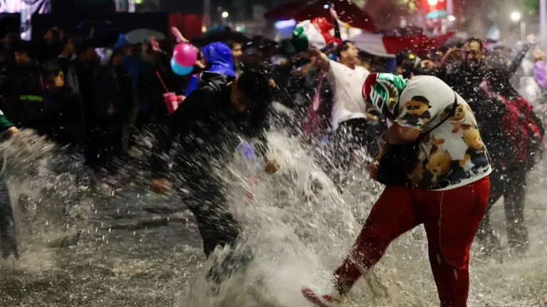 احتفالات الفوز في المونديال تتحول إلى مأساة.. سيارة تدهس جماهير المكسيك