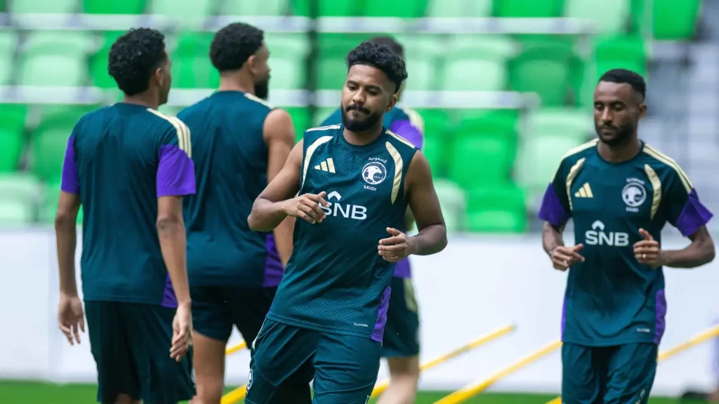 نجم المنتخب السعودي يرد بقوة على أولمو: الحسم سيكون داخل الملعب