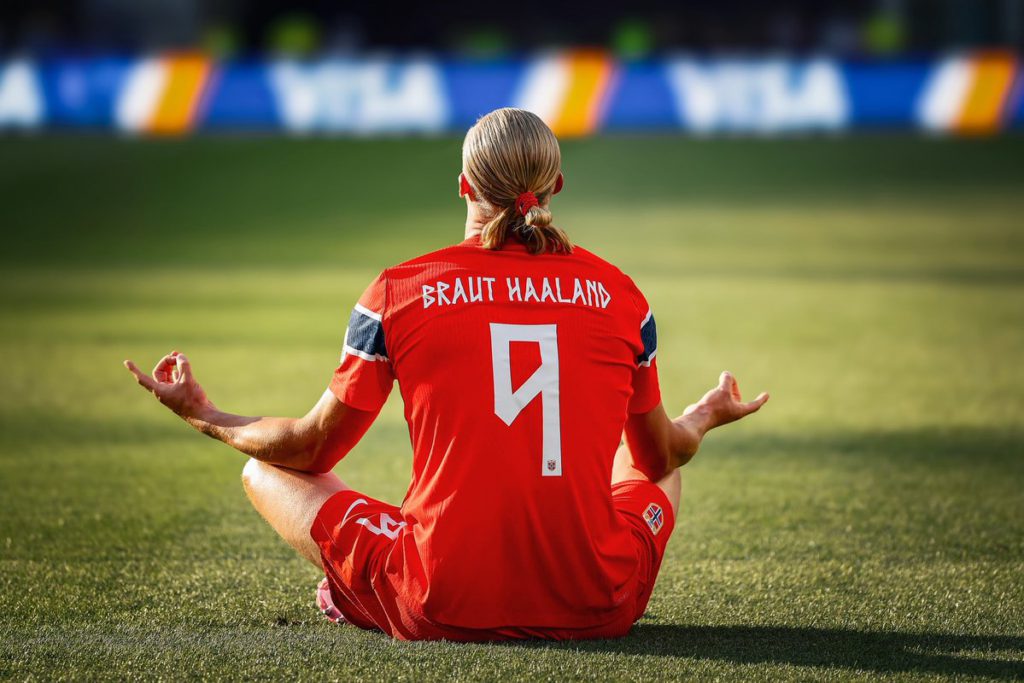ليس خطأ مطبعيا.. ما معنى “Braut Haaland” على قميص هالاند؟
