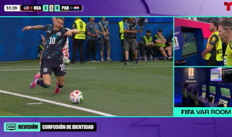 لحظة غير مسبوقة في المونديال.. بطاقة صفراء تنتقل من لاعب إلى آخر لأول مرة