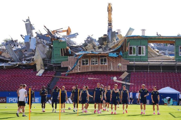 انهيار مدرج في ملعب تدريبات منتخب السويد قبل مواجهة اليابان في المونديال