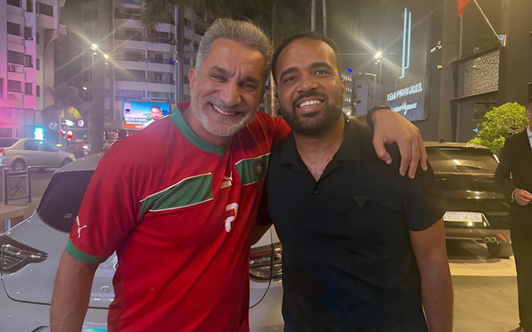 باسم يوسف يفضح وهم التعصب الكروي ويكشف واقع العلاقات بين المغاربة والمصريين