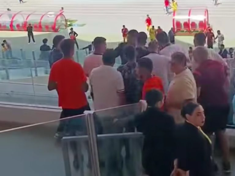 توثر كبير في فاس بسبب منع بعثة نهضة بركان من دخول أرضية الملعب