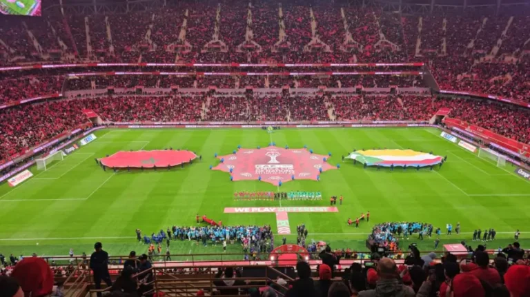 بعد أزمة مباراة فرنسا والعراق في المونديال.. مغاربة يستحضرون صمود ملاعب “الكان” أمام الأمطار