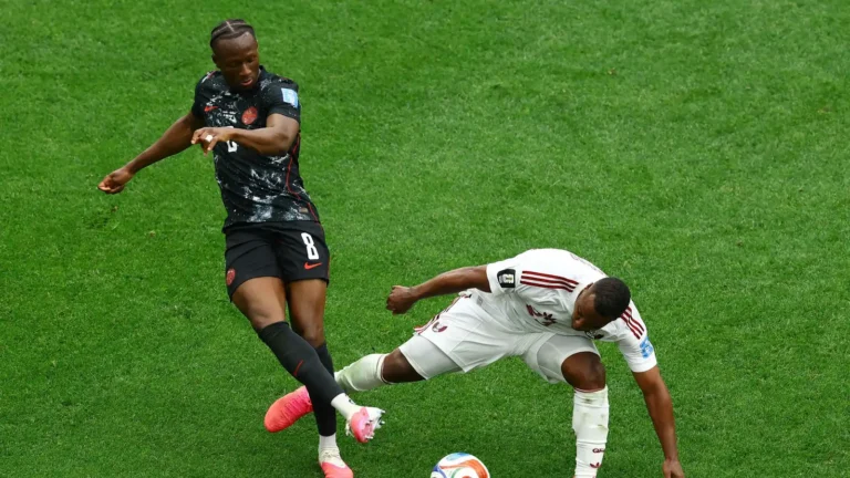 لحظات مؤثرة في معسكر منتخب كندا: استقبال أسطوري لكوني بعد إصابته المروعة