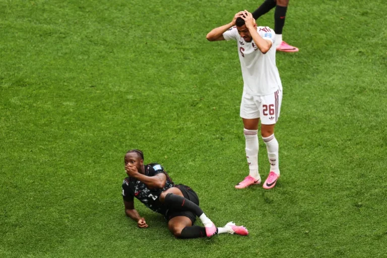 بعد تسببه في كسر ساق نجم كندا.. "فيفا" يصدم لاعب قطر بعقوبة قاسية