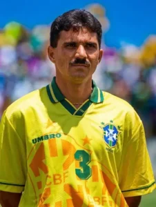 اعتقال مفاجئ يهز نجم البرازيل المتوج بمونديال 1994 قبل السفر إلى كأس العالم اعتقال مفاجئ يهز نجم البرازيل المتوج بمونديال 1994 قبل السفر إلى كأس العالم