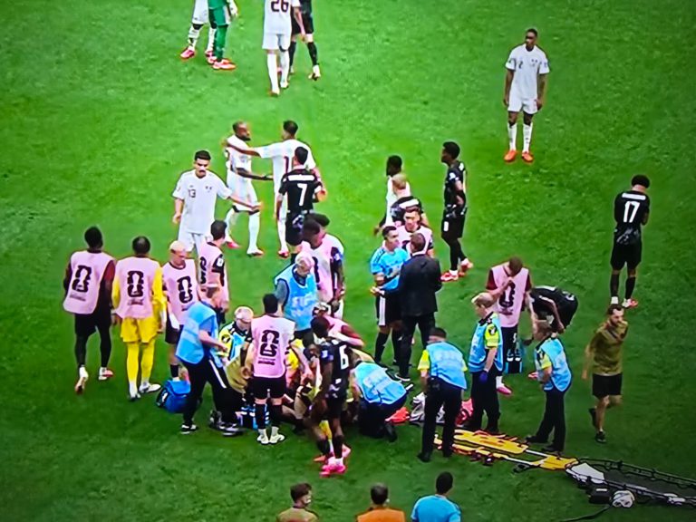 مشهد صادم في مباراة كندا وقطر… لحظة مرعبة بعد تدخل عنيف على اللاعب إسماعيل كوني