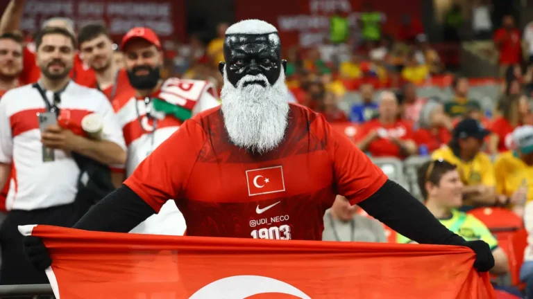 وجه مخيف في المدرجات.. مشجع تركي يثير ضجة واسعة بكأس العالم 2026