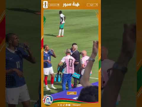 مبابي يعانق ديديه ديشامب بعد هدفه أمام السنغال