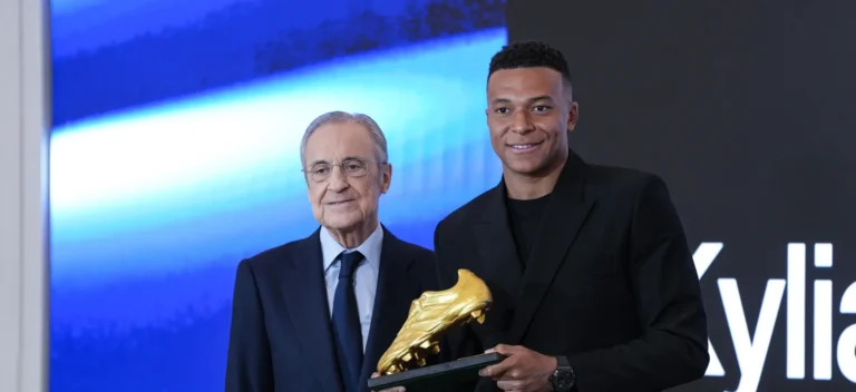 بيريز يدافع عن مبابي ويحمّل الإعلام مسؤولية أجواء التوتر داخل ريال مدريد