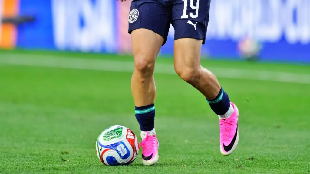 ما سر ارتداء النجوم للأحذية الوردية في كأس العالم 2026؟