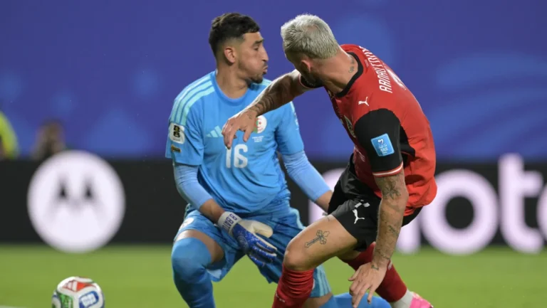 زوجة لاعب دولي تكشف عيوب حارس منتخب الجزائر