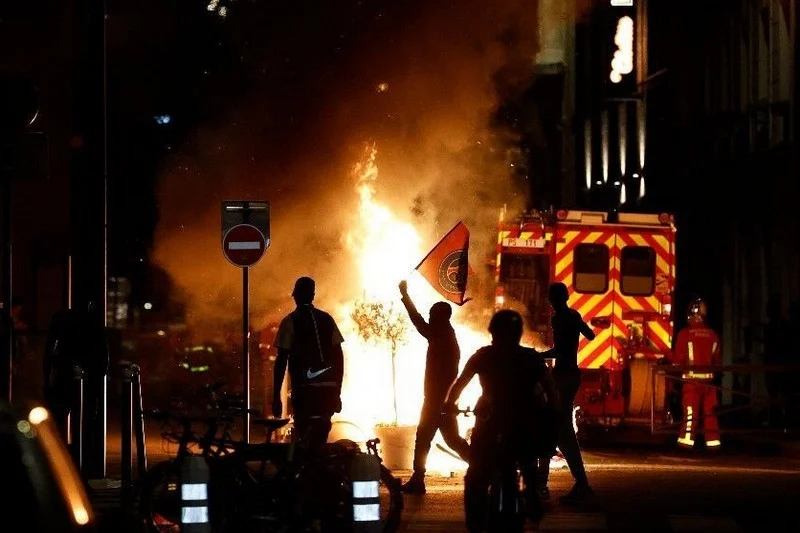 إيقاف أكثر من 890 شخصا بسبب أعمال شغب بعد تتويج باريس سان جيرمان