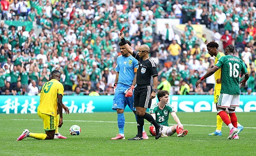 بطاقة حمراء مبكرة تهز افتتاح كأس العالم 2026 بين المكسيك وجنوب أفريقيا