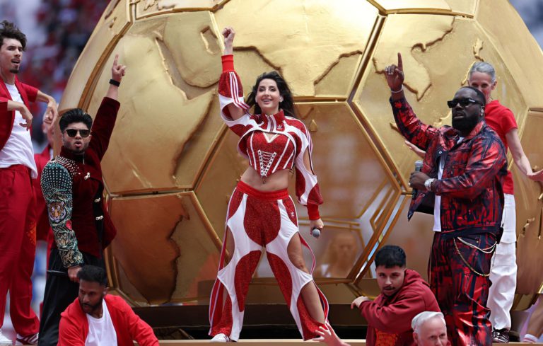 النجمة المغربية نورا فتحي تخطف الأنظار في حفل افتتاح كأس العالم 2026