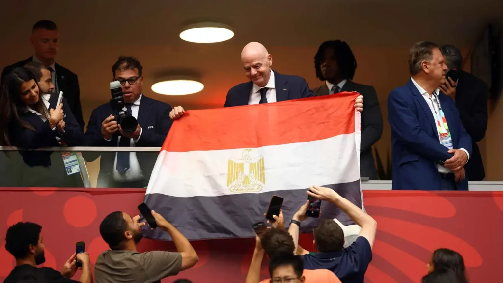 رئيس "الفيفا" يفاجئ المصريين بعد أزمة تحكيم مواجهة الأرجنتين