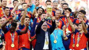 باريس وبرشلونة و ريال مدريد يتنافسون على نجم إسبانيا