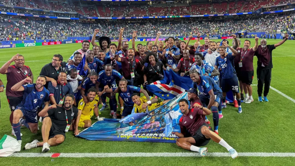 الآلاف يستقبلون منتخب الرأس الأخضر بعد إنجازه التاريخي في كأس العالم