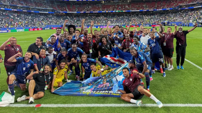 الآلاف يستقبلون منتخب الرأس الأخضر بعد إنجازه التاريخي في كأس العالم