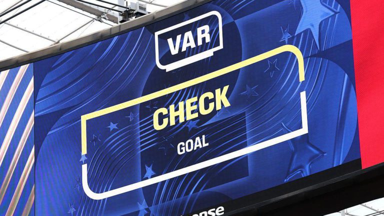 قرار مفاجئ من "فيفا" بشأن تقنية الـ VAR قبل مباراة المغرب وفرنسا