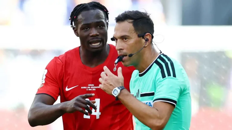 أشهر 10 بطاقات حمراء في مباراة واحدة.. من هو حكم قمة المغرب وفرنسا في كأس العالم؟