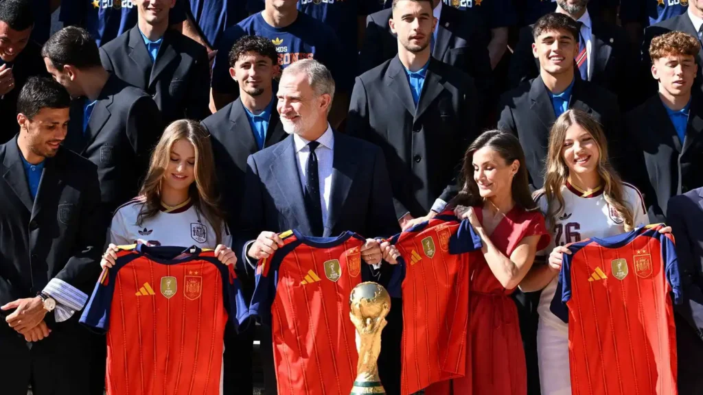 استقبال ملكي لأبطال العالم.. فيليبي السادس يحتفي بمنتخب إسبانيا