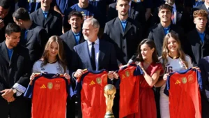 استقبال ملكي لأبطال العالم.. فيليبي السادس يحتفي بمنتخب إسبانيا