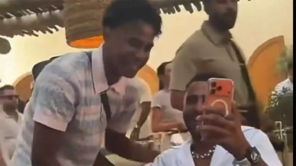 لقاء مثير يجمع لامين يامال ورياض محرز في سان تروبيه بفرنسا