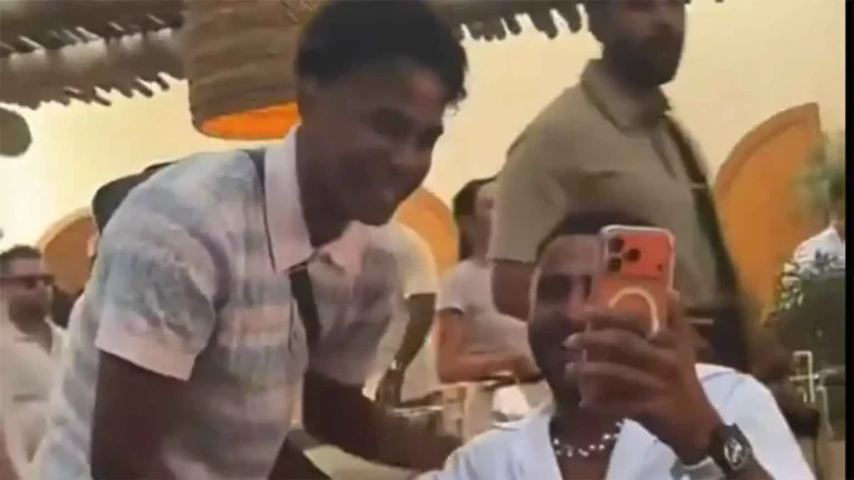 لقاء مثير يجمع لامين يامال ورياض محرز في سان تروبيه بفرنسا