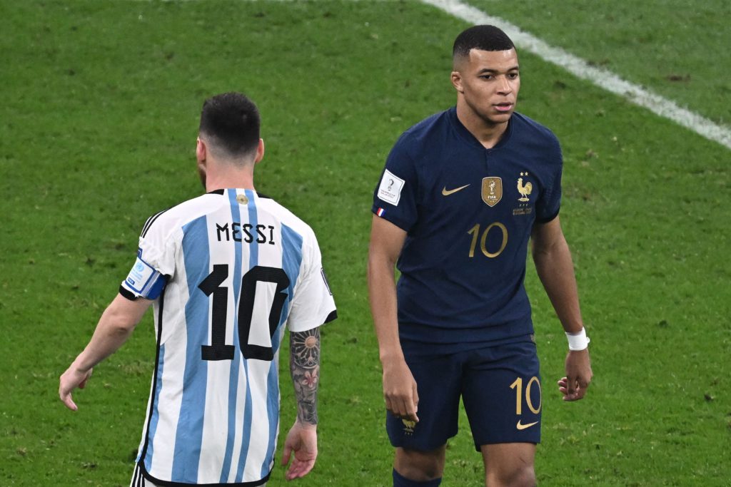 مبابي يفاجئ ميسي بتصريح مثير في المونديال