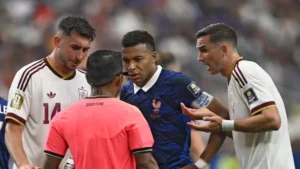 حكم مباراة فرنسا وإسبانيا يوجه ردا قويا إلى ديشامب