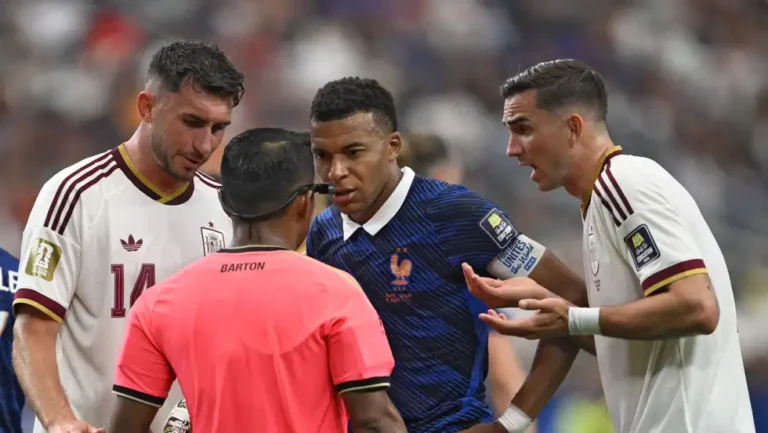 حكم مباراة فرنسا وإسبانيا يوجه ردا قويا إلى ديشامب