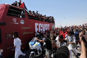 آلاف الجماهير تستقبل المنتخب المصري بعد مشاركته التاريخية في كأس العالم (فيديو)