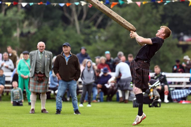 رياضة رمي العمود (Caber Toss).. أغرب منافسات المرتفعات الأسكتلندية